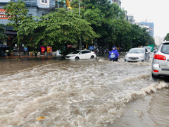 Video: Mưa lớn, đường Hà Nội biến thành sông, cây đổ đè bẹp ô tô