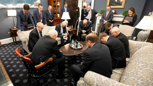 Phó Tổng thống Mỹ cùng ban chuyên trách chống Covid-19 cầu nguyện gây ‘bão’ mạng