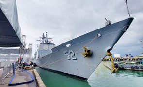 Cận cảnh Tuần dương hạm USS Bunker Hill của Mỹ cập cảng Tiên Sa