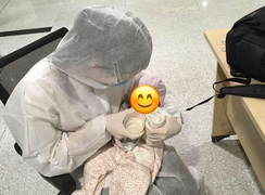 Xót xa hình ảnh em bé 'một mình' bay từ Hàn Quốc về Việt Nam tránh dịch