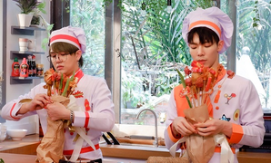 Erik và Duy Khánh làm hoa bằng đồ ăn tặng mẹ nhân dịp 8/3