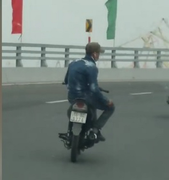 Thanh niên Hải Phòng 'làm xiếc' trên cầu Hoàng Văn Thụ: Ai là chủ chiếc xe máy?