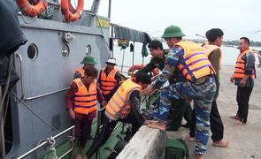 Tàu chở đá vôi gặp nạn, 8 thuyền viên kết thành bè bơi vào bờ