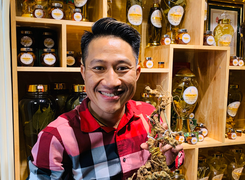 Chiêm ngưỡng 'báu vật' Sâm Ngọc Linh rừng hơn 100 năm tuổi dáng rồng lượn