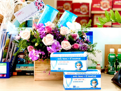 Rủ nhau mua nước rửa tay, khẩu trang làm quà tặng 8/3