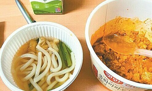 Bữa ăn nghèo nàn của y tá ở Daegu khi phải làm việc cật lực chống Covid-19