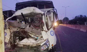 Xe tải tông vào máy cày, 2 người thiệt mạng