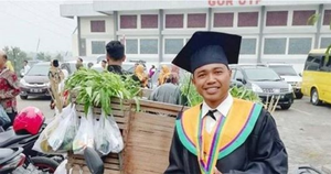 Nam sinh mặc quần áo cử nhân đi bán rau để có tiền đóng học phí