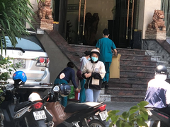 Kiểm tra y tế 2 lần/ngày với 12 du khách đi cùng chuyến bay với cô gái nhiễm Covid-19