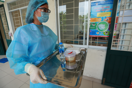 TP.HCM tìm được 20 người cùng chuyến bay với cô gái nhiễm Covid-19