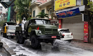 Ảnh: Quân đội phun khử trùng phố Trúc Bạch trong ngày đầu cách ly Covid-19