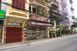 Ảnh: Hàng quán xung quanh phố Trúc Bạch 'cửa đóng then cài'