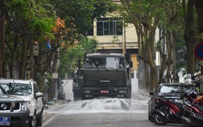 Video: Quân đội phun khử trùng khu vực có ca Covid-19 thứ 17 ở Hà Nội