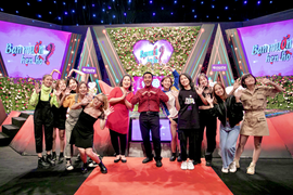 Quyền Linh bất ngờ khi 10 cô con gái nuôi đến thăm, tiếp sức bằng đồ ăn