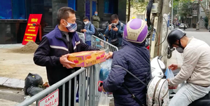 Video: Dân phố Trúc Bạch trong ngày đầu cách ly 