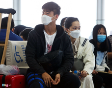 Vợ mới cưới tiễn Duy Mạnh sang Singapore phẫu thuật