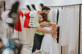 Fan bất ngờ khi được Trọng Hiếu tới thăm và tặng hoa