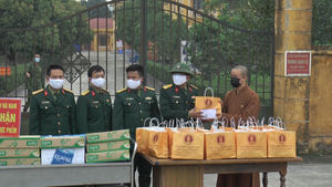 Tăng ni phật tử chùa Tam Chúc làm bánh mỳ thanh long hỗ trợ khu cách ly