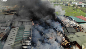 Khói đen cuồn cuộn bao trùm nhà xưởng rộng hàng trăm m2 ở Hà Nội