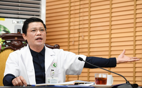 Bác sĩ Bệnh viện Phụ sản Hà Nội nhận phong bì sẽ bị đình chỉ, chụp ảnh dán tường