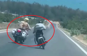 Clip: Nam thanh niên cầm hung khí, chạy xe lạng lách thách thức CSGT