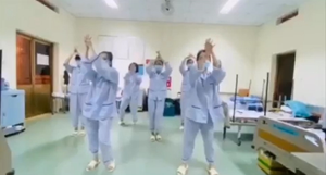 Video: Nữ tiếp viên hàng không lạc quan nhảy 'Vũ điệu rửa tay' trong khu cách ly