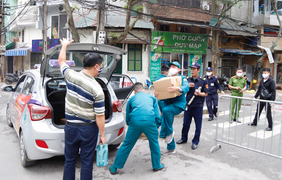 Video: Dân khu cách ly Trúc Bạch được kiểm tra y tế, phát thịt cá miễn phí mỗi ngày