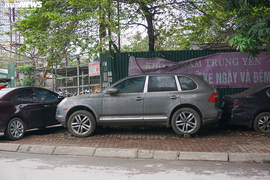 'Tuyệt phẩm' Porsche Cayenne bị xếp xó ở Hà Nội