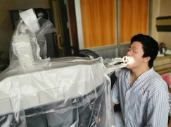 Robot Trung Quốc thay y tá lẫy mẫu bệnh phẩm