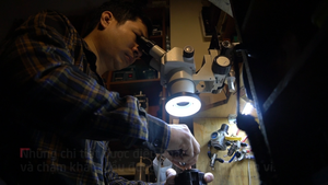 Video: Độc đáo nghề chạm khắc mặt đồng hồ qua kính hiển vi