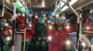 Video: Nhân viên y tế Vũ Hán hát vang trên đường nhận nhiệm vụ cuối