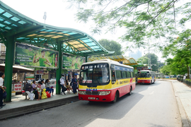 Hành khách sử dụng phương tiện giao thông công cộng cần làm gì để ngừa Covid-19?