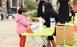 Ảnh: Học sinh mầm non, tiểu học rạng rỡ trở lại trường sau kỳ nghỉ dài vì Covid-19