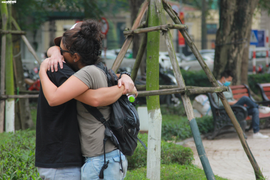 Khách nước ngoài tại Hà Nội không đeo khẩu trang thản nhiên ôm hôn giữa dịch Covid-19