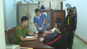 Rủ trẻ 13 tuổi mang dao vào nhà nghỉ cướp của người quen