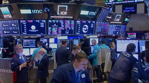 Chứng khoán Mỹ và châu Âu lao dốc sau quyết định của ông Trump 