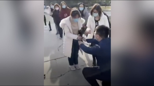 Video: Hoãn cưới vì Covid-19, nữ bác sĩ nhận lời cầu hôn lần thứ 2 tại khu cách ly