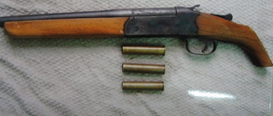 Dùng súng bắn chim chĩa vào đầu bạn nhậu, súng bất ngờ cướp cò