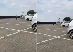 Video: Con trai quên cặp sách ở nhà, bố mẹ lái trực thăng mang đến