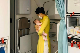 Nữ tiếp viên bế cháu bé 2 tháng tuổi trên máy bay từ Frankfurt về Hà Nội