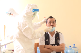Video: Virus corona chủng mới dễ lây nhất trong tuần đầu tiên