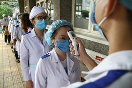 Dân mạng 'cảm nắng' cô gái tình nguyện chăm người cách ly, sinh viên Y chạnh lòng