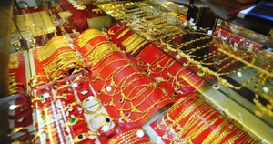 Nhà đầu tư bán tháo, giá vàng giảm mạnh