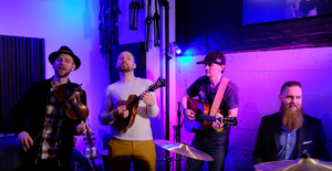 Ban nhạc Mỹ hát 'Ghen cô Vy' theo phong cách dân gian sôi động