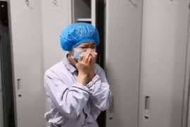 Video: Y tá bật khóc khi bệnh nhân Covid-19 được xuất viện cúi đầu chào