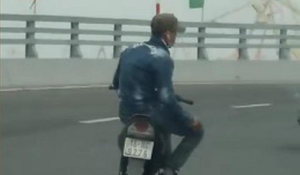 Xử phạt người đi xe máy bỏ 2 tay 'làm xiếc' trên cầu Hoàng Văn Thụ