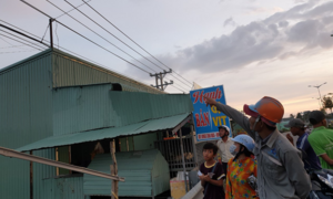 Điện giật chết 2 vợ chồng, cháu bé trên lưng thoát nạn kỳ diệu