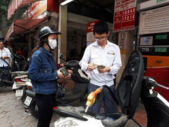 Giảm tối đa hơn 2.500 đồng/lít, giá xăng xuống sát 15.000 đồng/lít