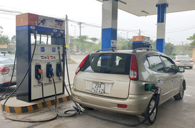 Giá xăng giảm mạnh 2.315 đồng/lít