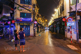 'Phố Tây' Tạ Hiện vắng hoe dịp cuối tuần sau lệnh tạm dừng hoạt động